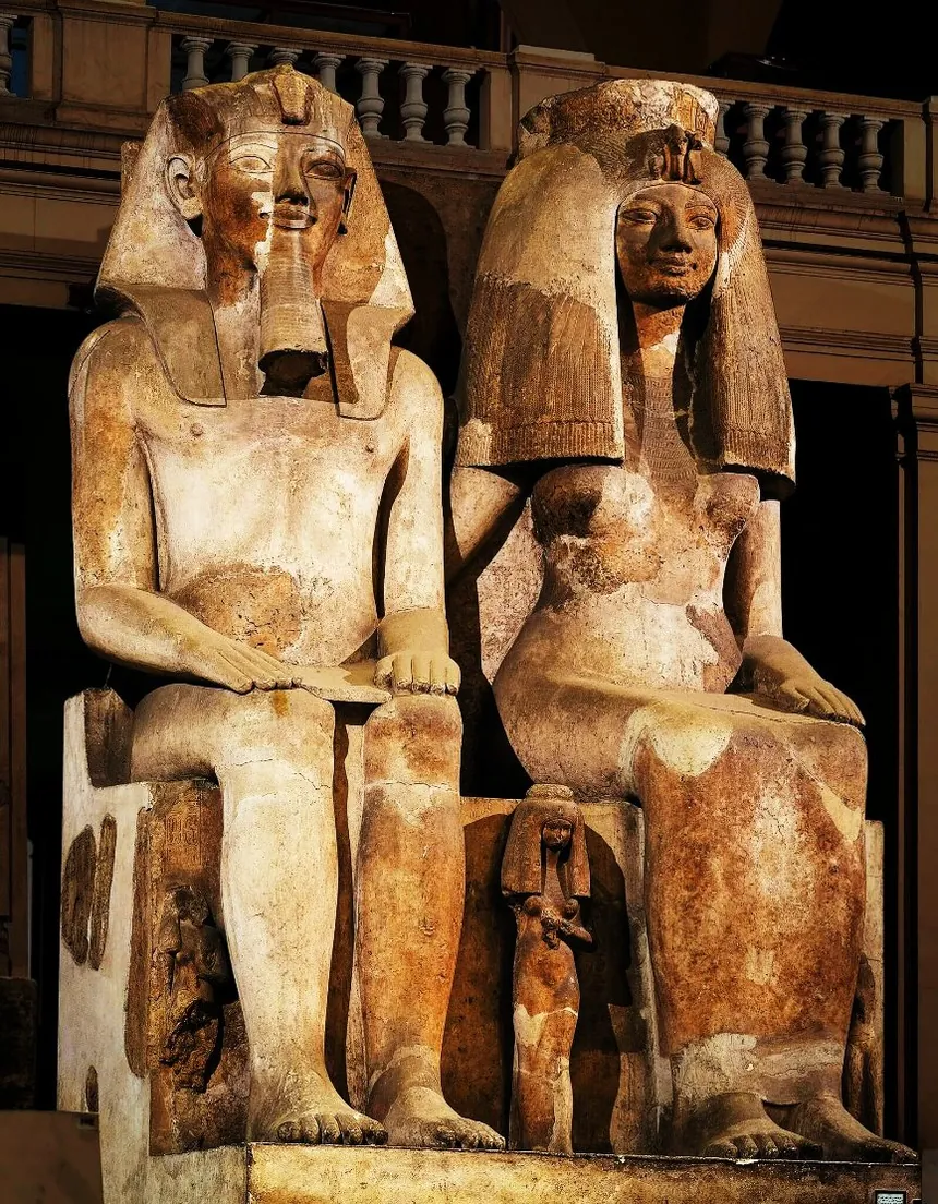 Estátua colossal de Amenófis III e da rainha Tye